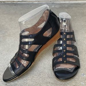 Ladies Size 9 SOFFT Black Sandals